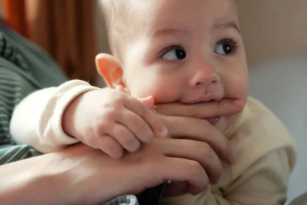 dziecko bawi się gryzakiem