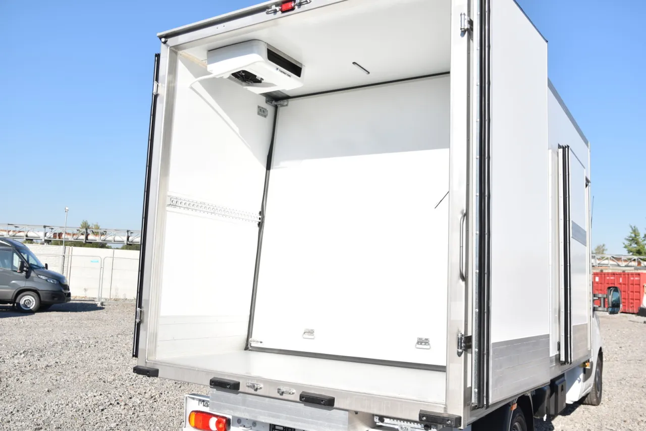 Nowy, biały bus chłodniczy, idealny na budowę. Pusta przestrzeń ładunkowa czeka na towar.