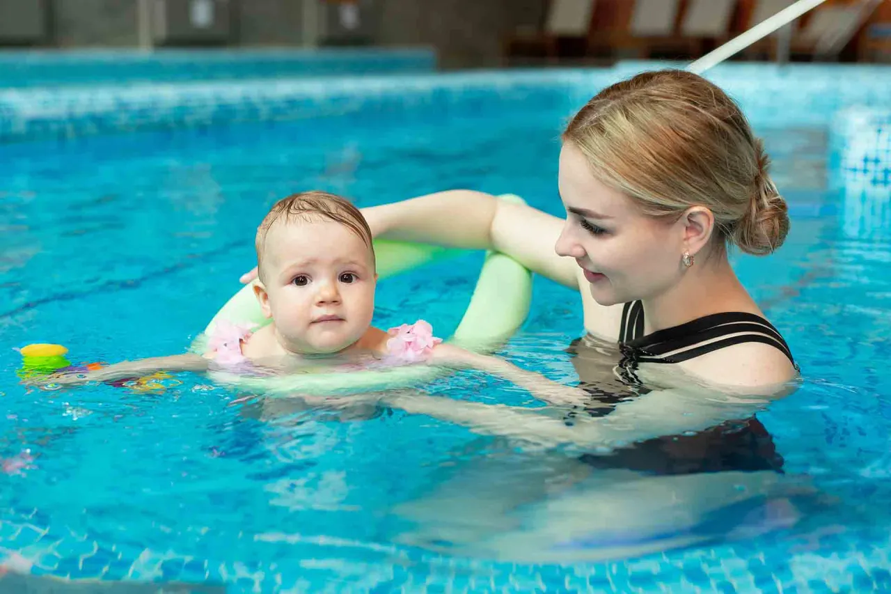 Jak nauczyć dziecko pływać pieskiem bezpiecznie