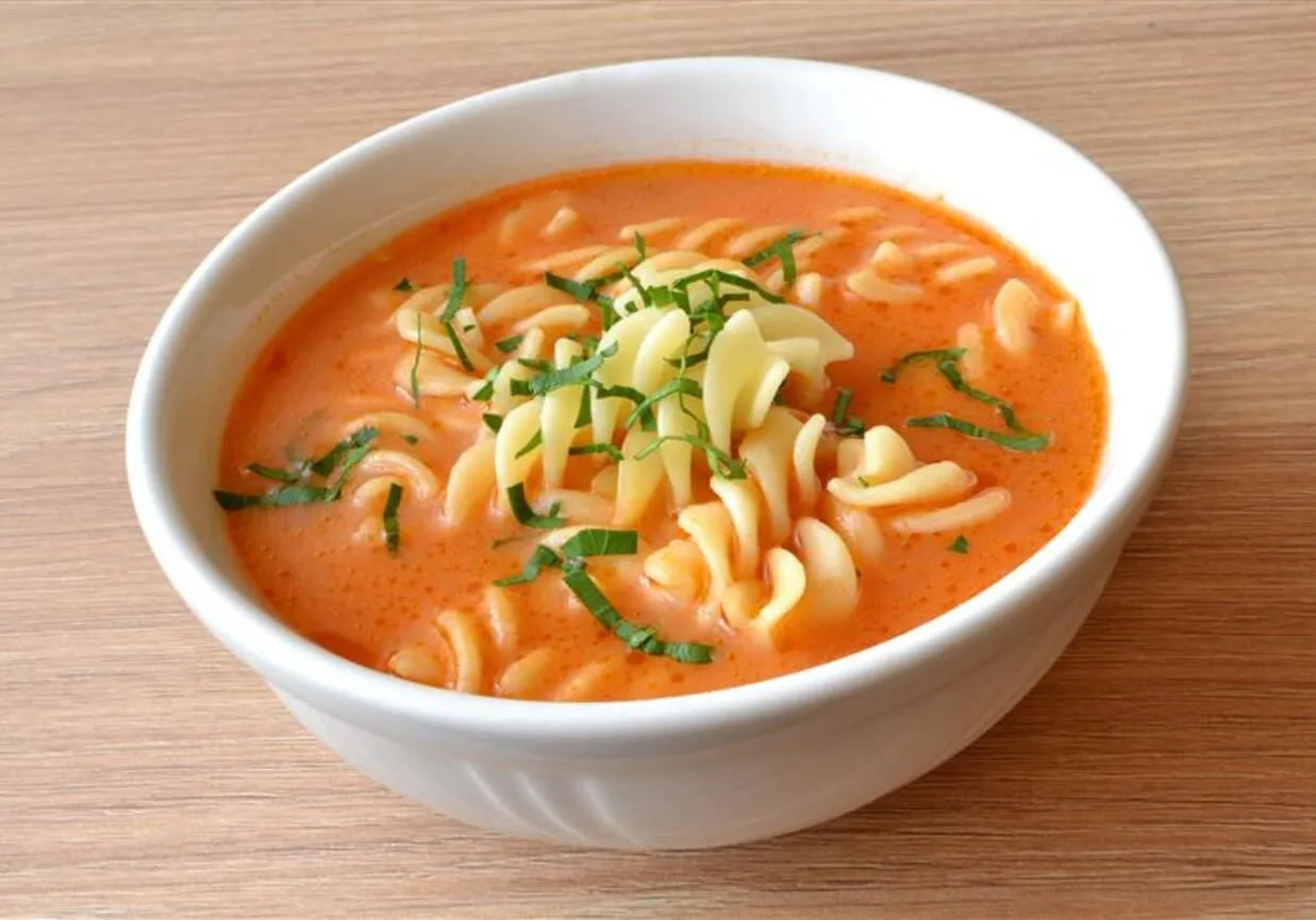 talerz zupy pomidorowej z makaronem