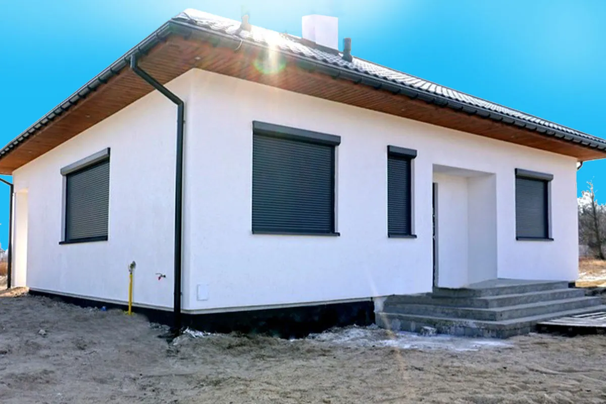 Nowy biały dom szkieletowy z roletami. Czy warto budować taki dom?