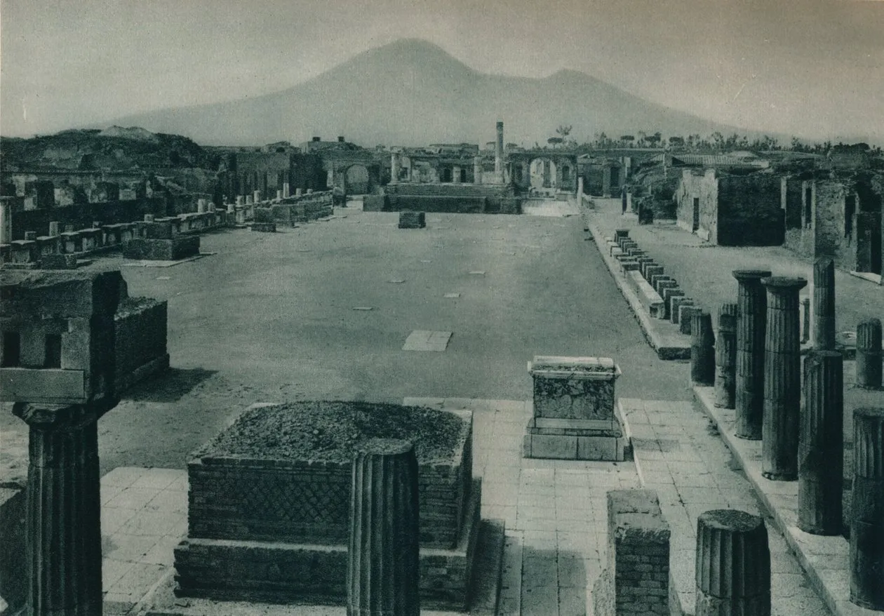 Panoramaaufnahme des Forums in Pompeji mit dem Vesuv im Hintergrund