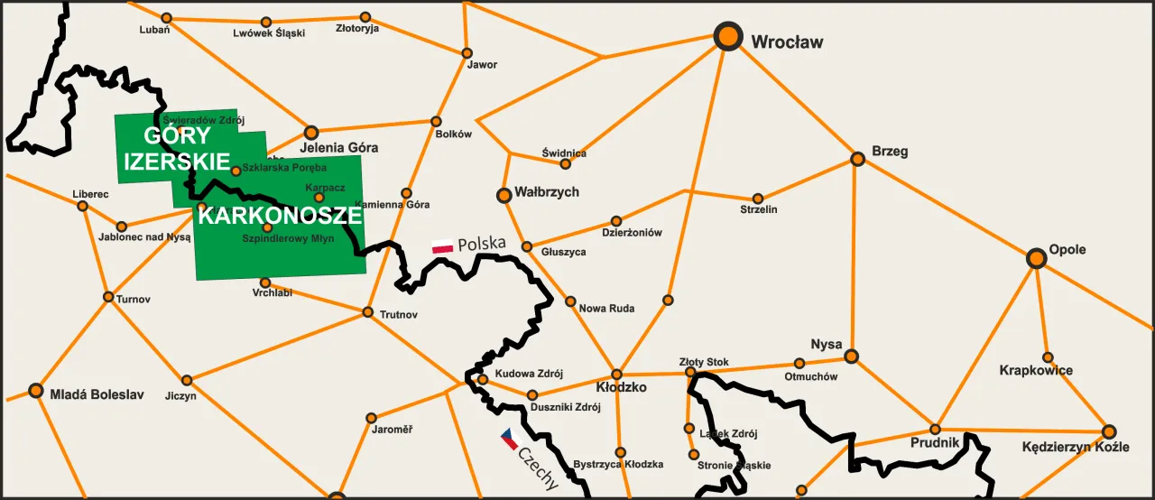 Mapa pokazuje Karkonosze i Góry Izerskie, które są częścią Sudetów. Widać połączenia drogowe z Wrocławiem i innymi miastami.