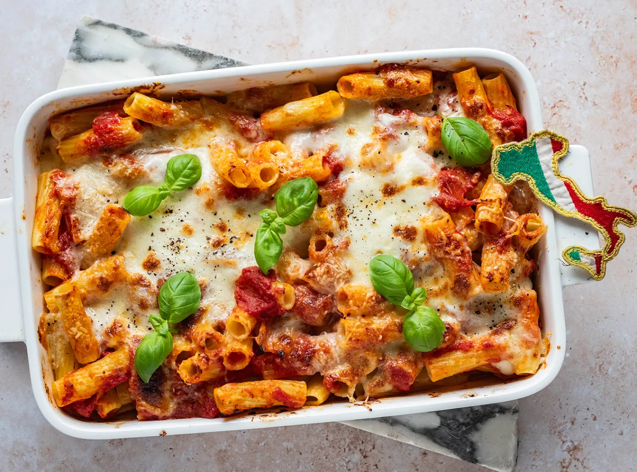Appetitlicher Rigatoni al Forno Auflauf in einer Auflaufform