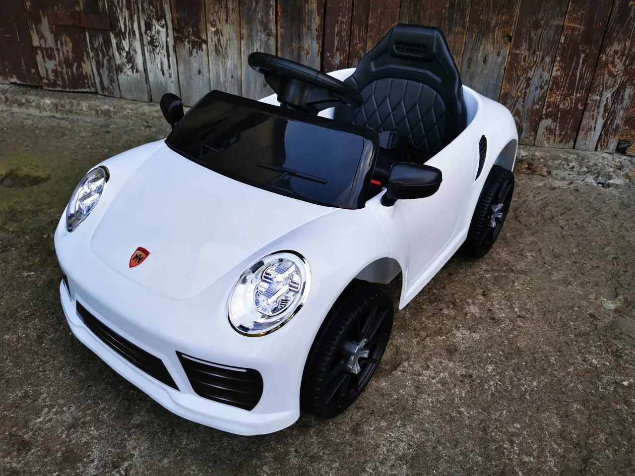 dziecko jeżdżące porsche 911 na akumulator