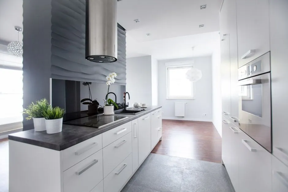 kuchnia w bloku z nowoczesnym okapem