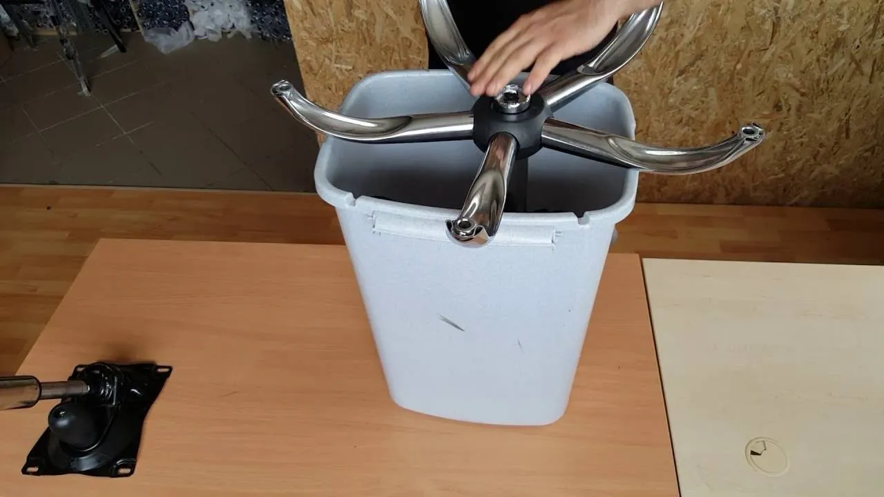 montaż siłownika gazowego krzesła biurowego