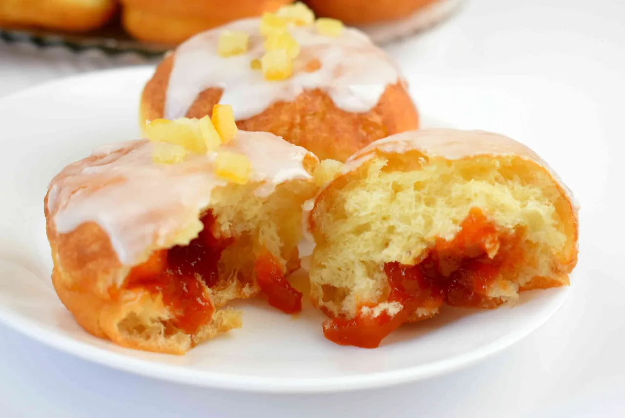 r&oacute;żne rodzaje ciastek, ciastka na talerzu