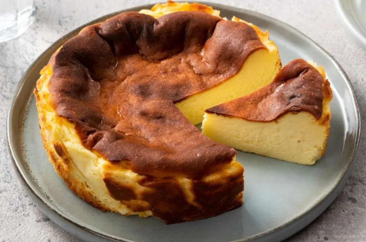 Popękany sernik z polewą śmietanową