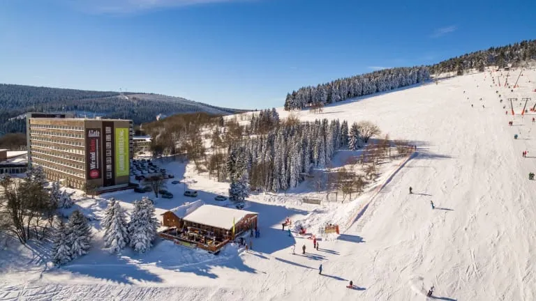 AHORN Hotel Fichtelberg Au&szlig;enansicht mit Berg