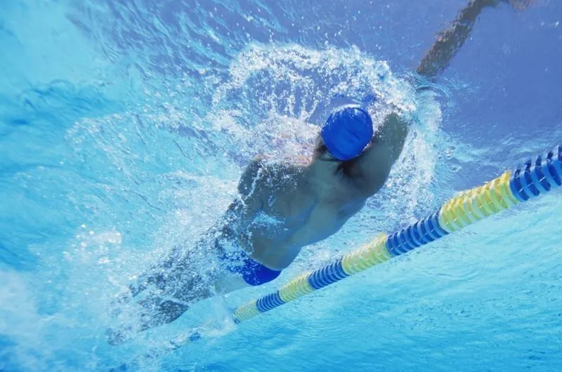 Pływanie stylem grzbietowym prawidłowa technika