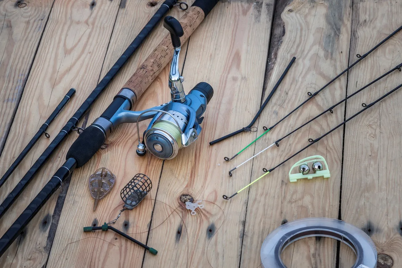 Wybór odpowiedniej wędki to klucz do sukcesu. Na zdjęciu widać różne akcesoria wędkarskie, które pomogą Ci zdecydować, jaką wędkę kupić.