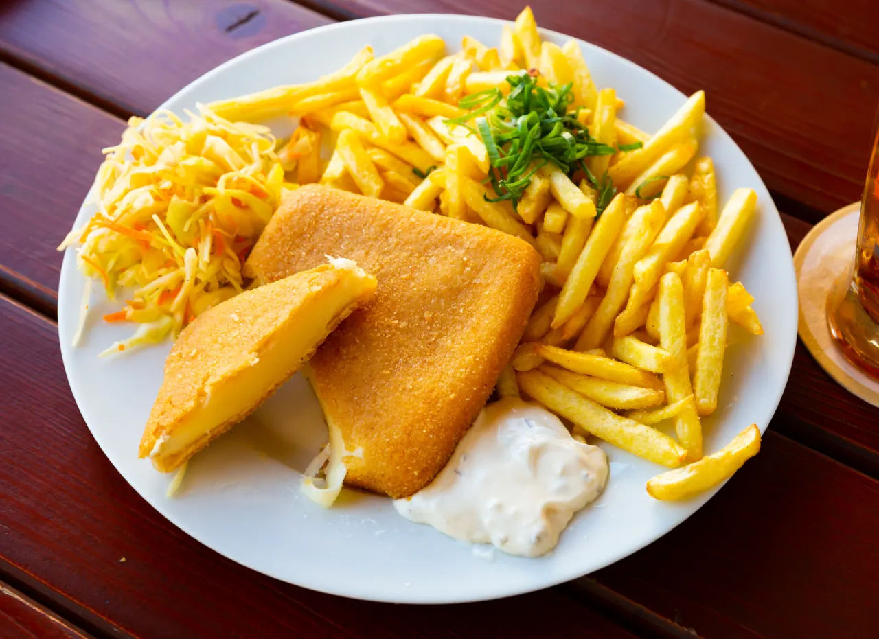 Smažen&yacute; s&yacute;r z hranolkami w czeskiej gospodzie