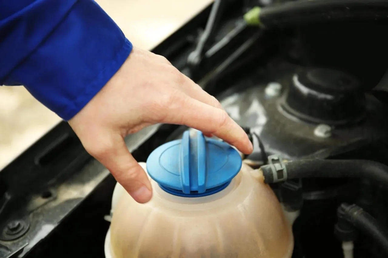 Instrukcja spuszczania płynu chłodniczego krok po kroku