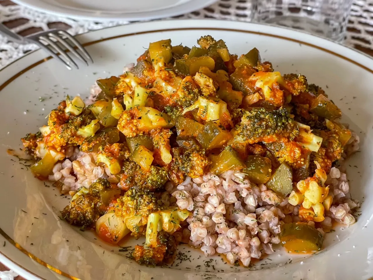 talerz z kaszą gryczaną jako dodatek do obiadu