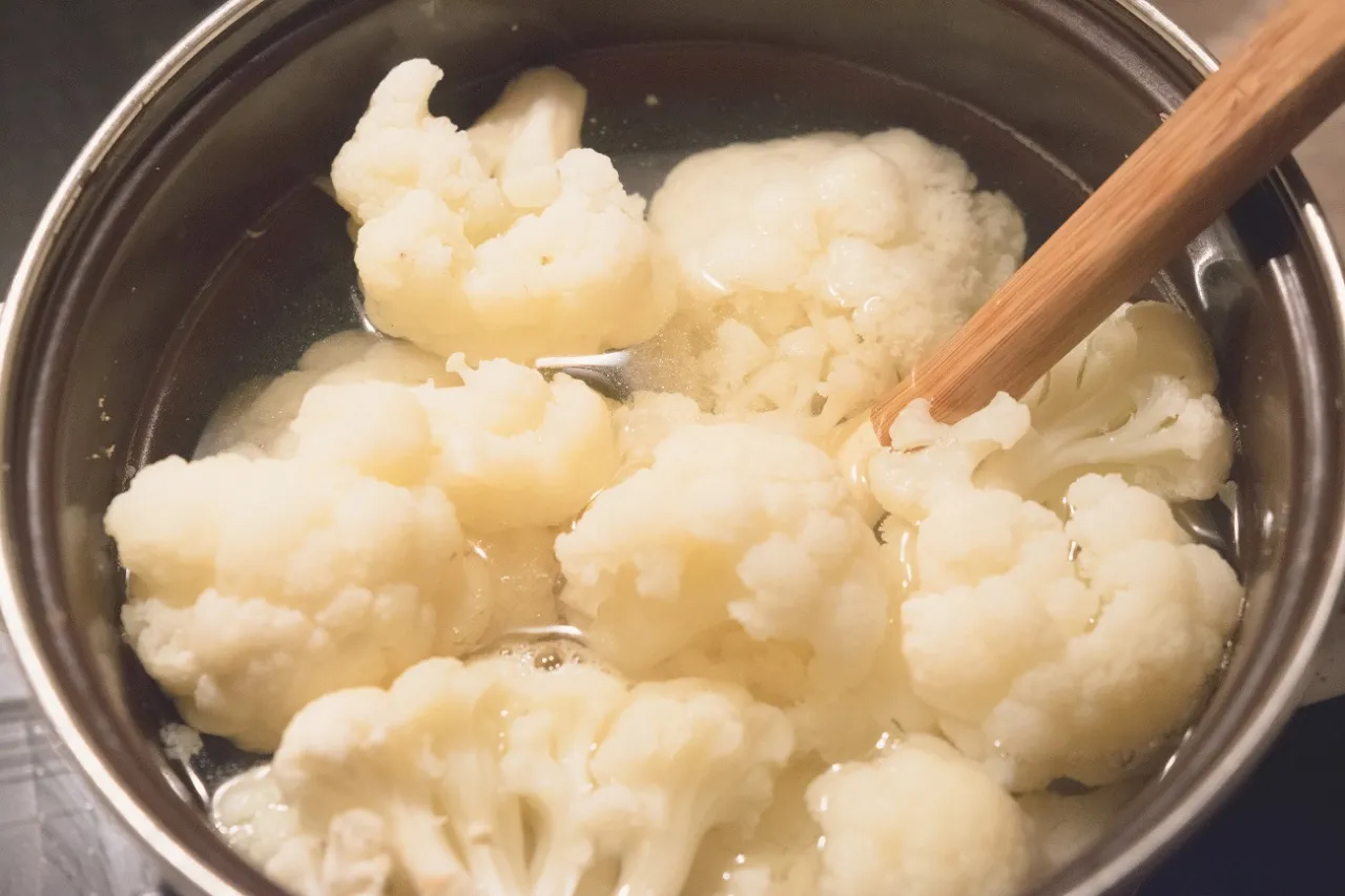 Gotowany kalafior w garnku, gotowy do dalszych kulinarnych eksperyment&oacute;w. Co zrobic z ugotowanym kalafiorem?