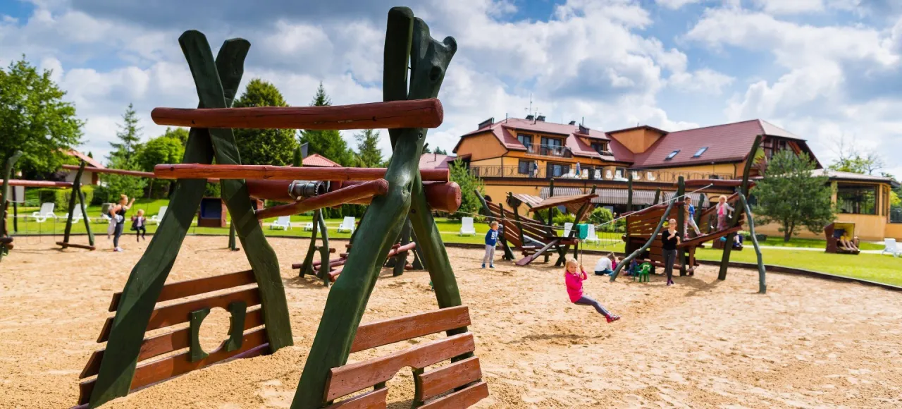 Plac zabaw przy hotelu przyjaznym rodzinie