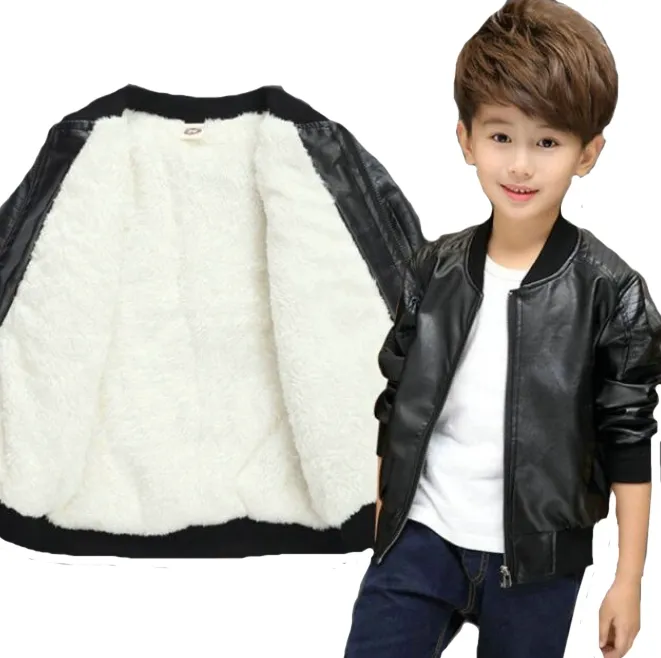 Chłopiec przymierzający kurtkę sk&oacute;rzaną