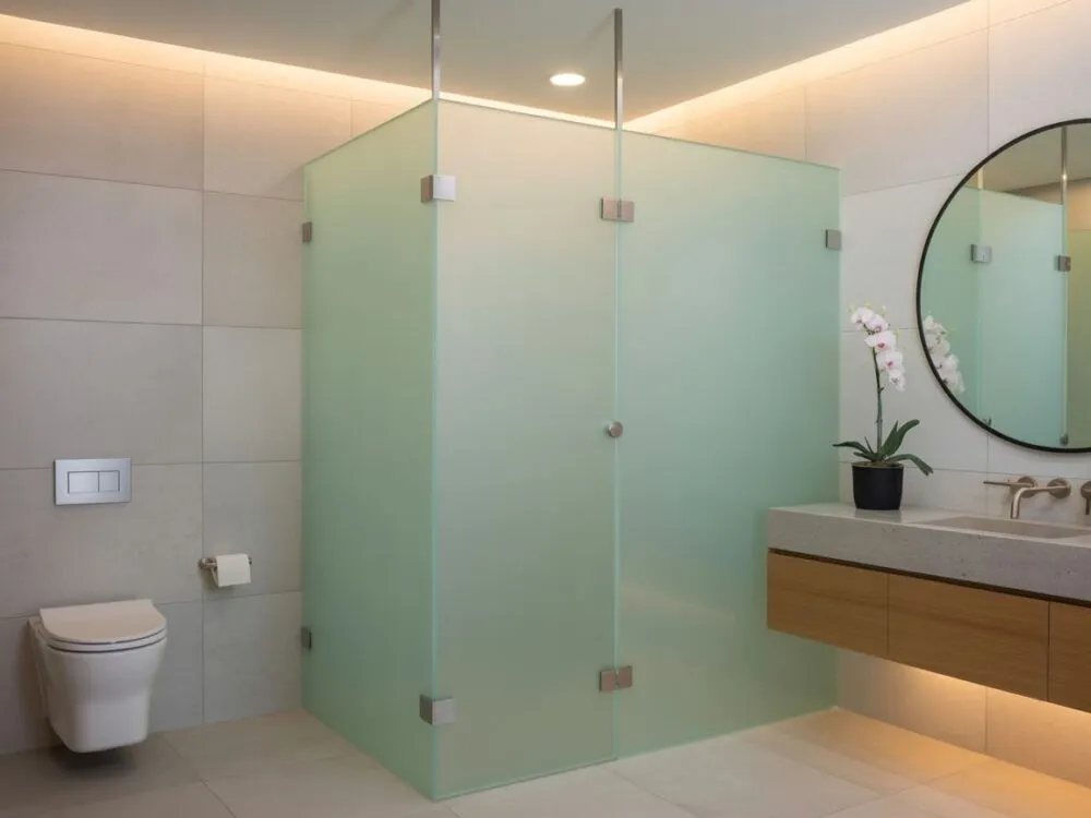 Wydzielenie stref w dużej łazience: szklane ścianki, murek, ażurowe przepierzenie