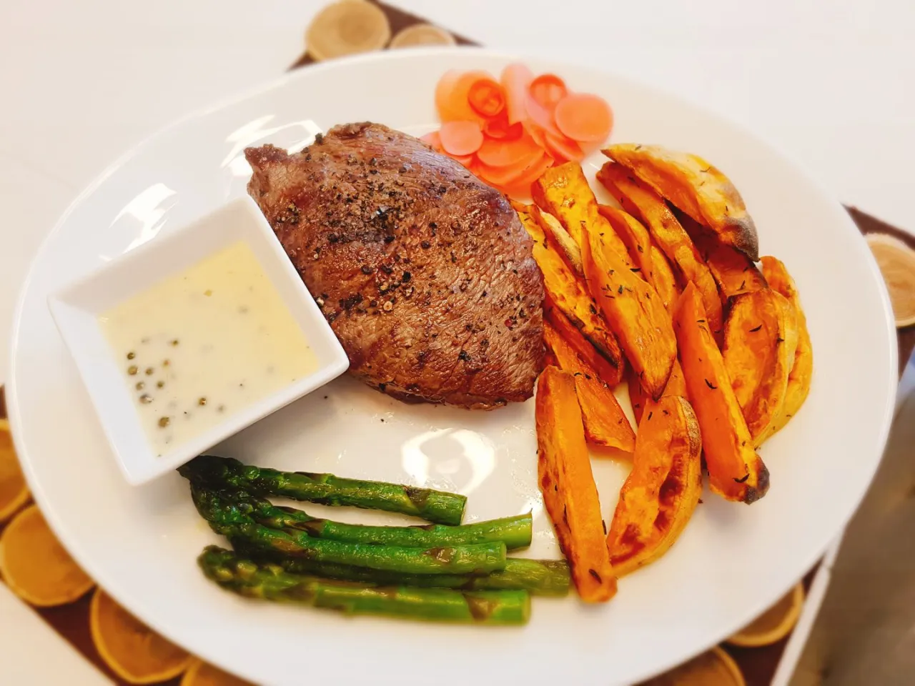 Frytki stekowe na talerzu z sosem