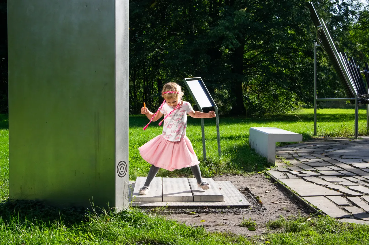 dzieci w ogrodzie doświadczeń lema