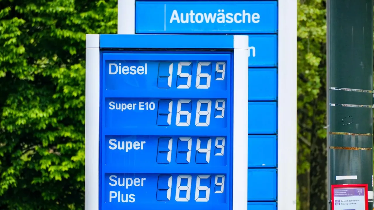 &Uuml;bersichtstafel mit verschiedenen Benzinsorten an einer Tankstelle (E5, E10, Super Plus)