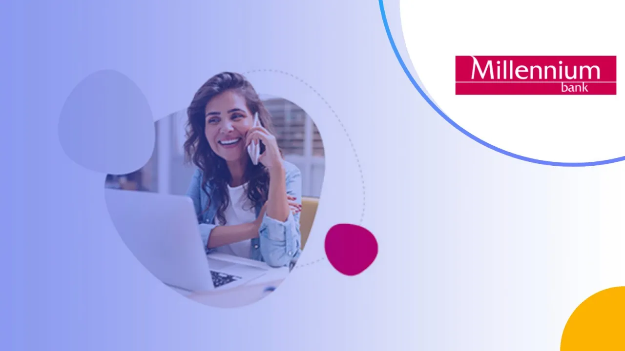 Uśmiechnięta kobieta rozmawia przez telefon, pracując przy laptopie. To ile to millenium?