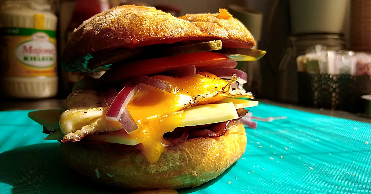 śniadania z bułek do burger&oacute;w, tosty francuskie burger, kanapki śniadaniowe