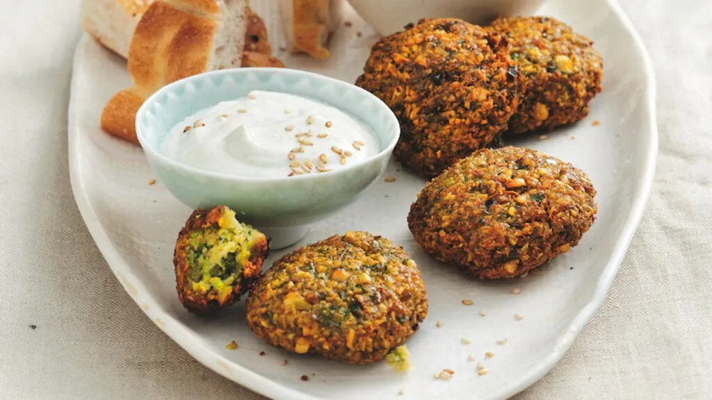 hausgemachte Falafel Masse und knusprige Falafel B&auml;llchen