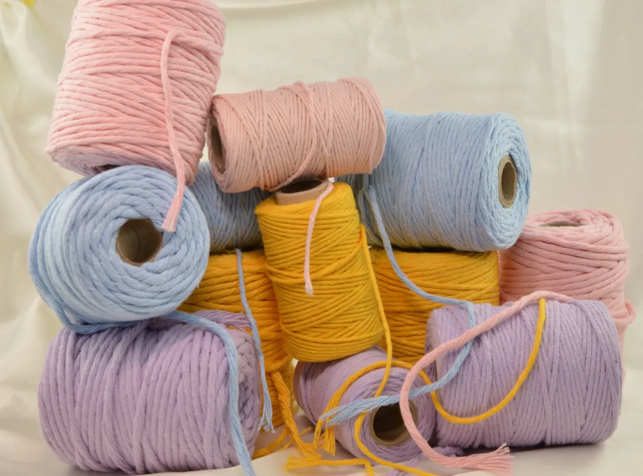 r&oacute;żne rodzaje sznurk&oacute;w do makramy i abażur&oacute;w