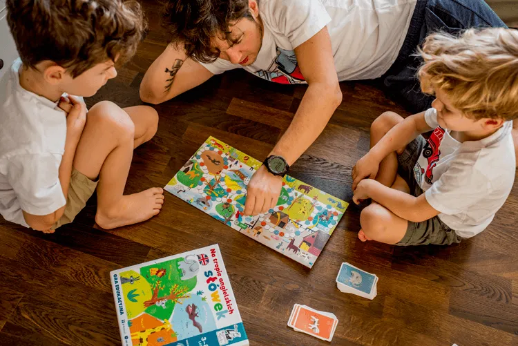 dziecko grające w grę edukacyjną, rodzic, nauka przez zabawę