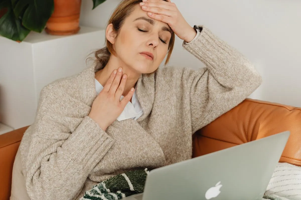 osoba z chrypką lub bólem gardła