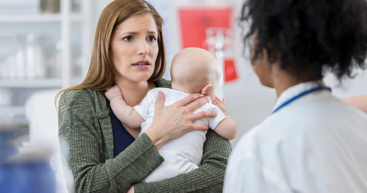 Besorgte Eltern mit krankem Kind