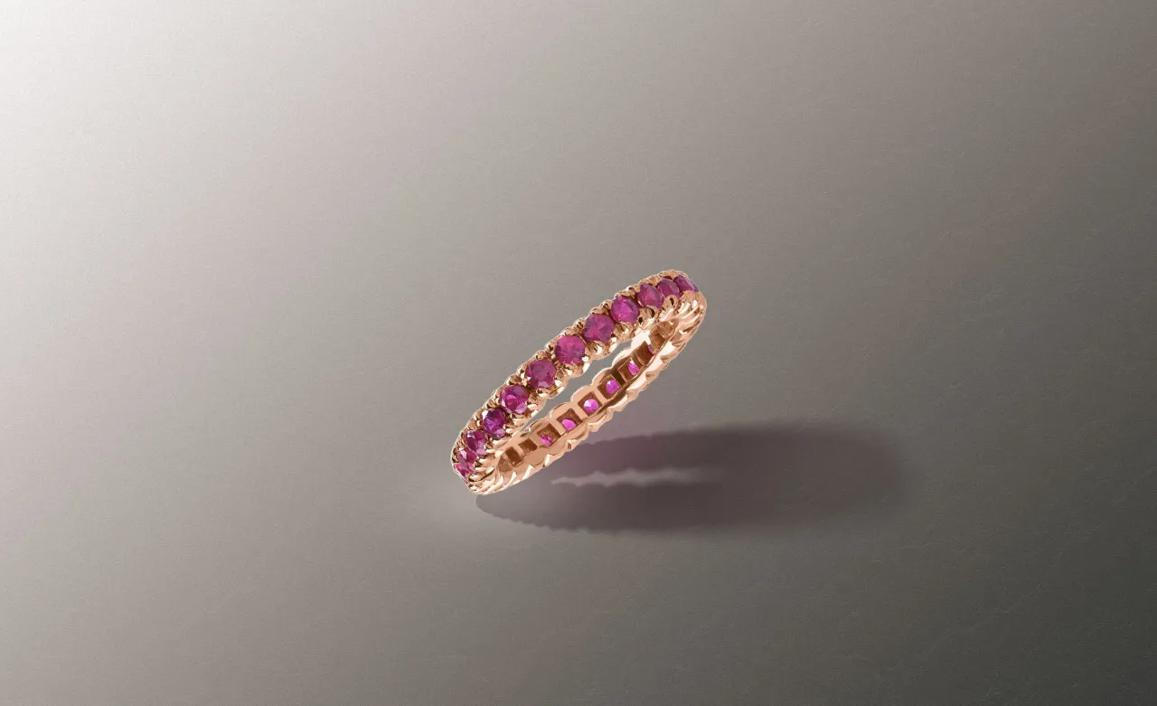 elegancka biżuteria z rubinami na ciemnym tle