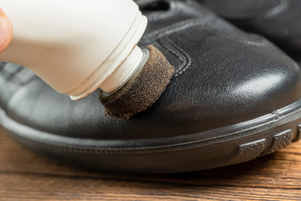 domowe sposoby na rysy na butach lakierowanych