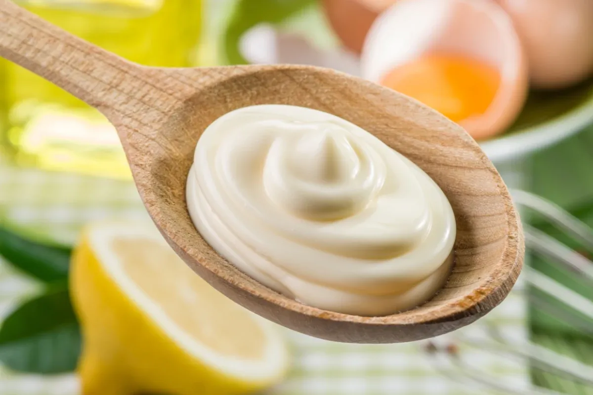 domowy majonez, jogurt grecki, musztardy, świeże zioła do sosu