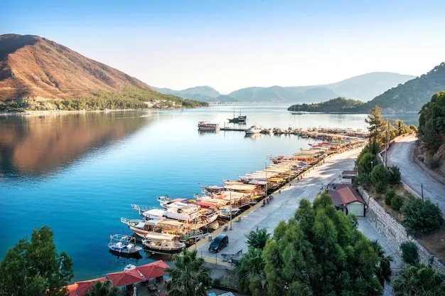 panoramiczny widok na zatokę i miasto Marmaris w Turcji