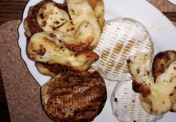smażony halloumi i camembert