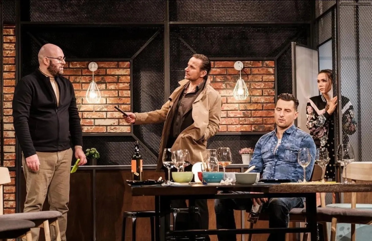 Aktorzy na scenie podczas spektaklu 