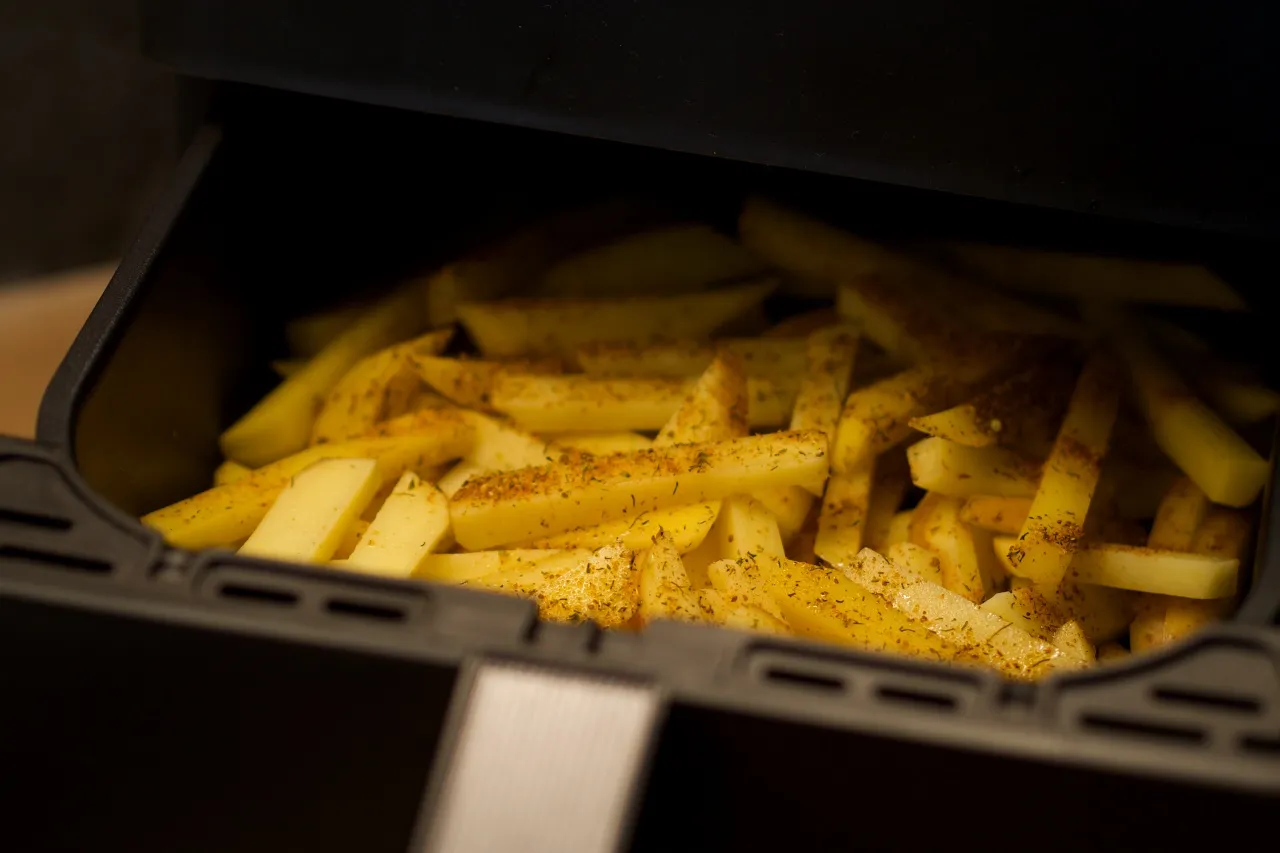 porównanie frytek smażonych pieczonych i z air fryera
