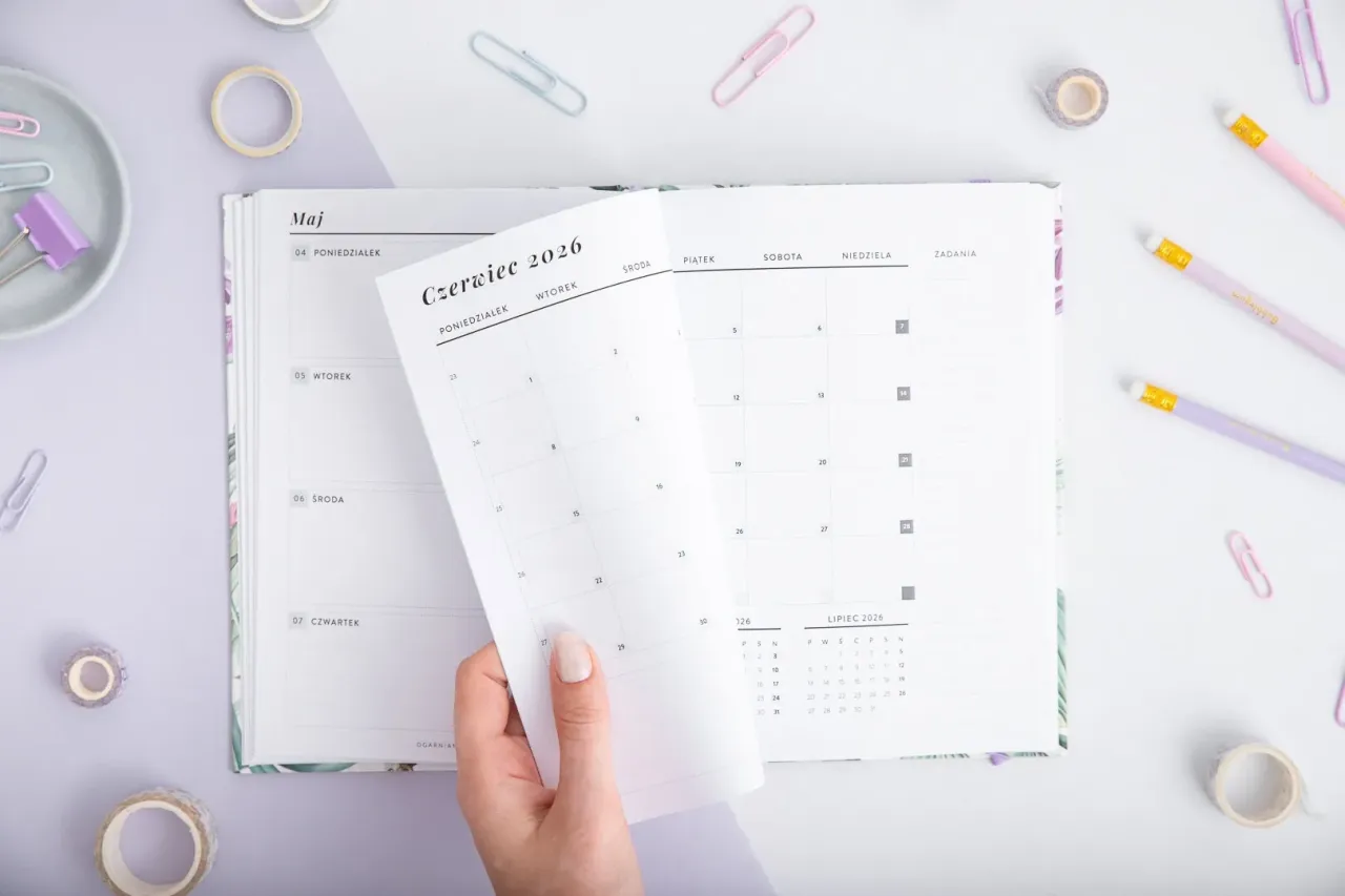 Osoba planująca rozwój osobisty z notatnikiem