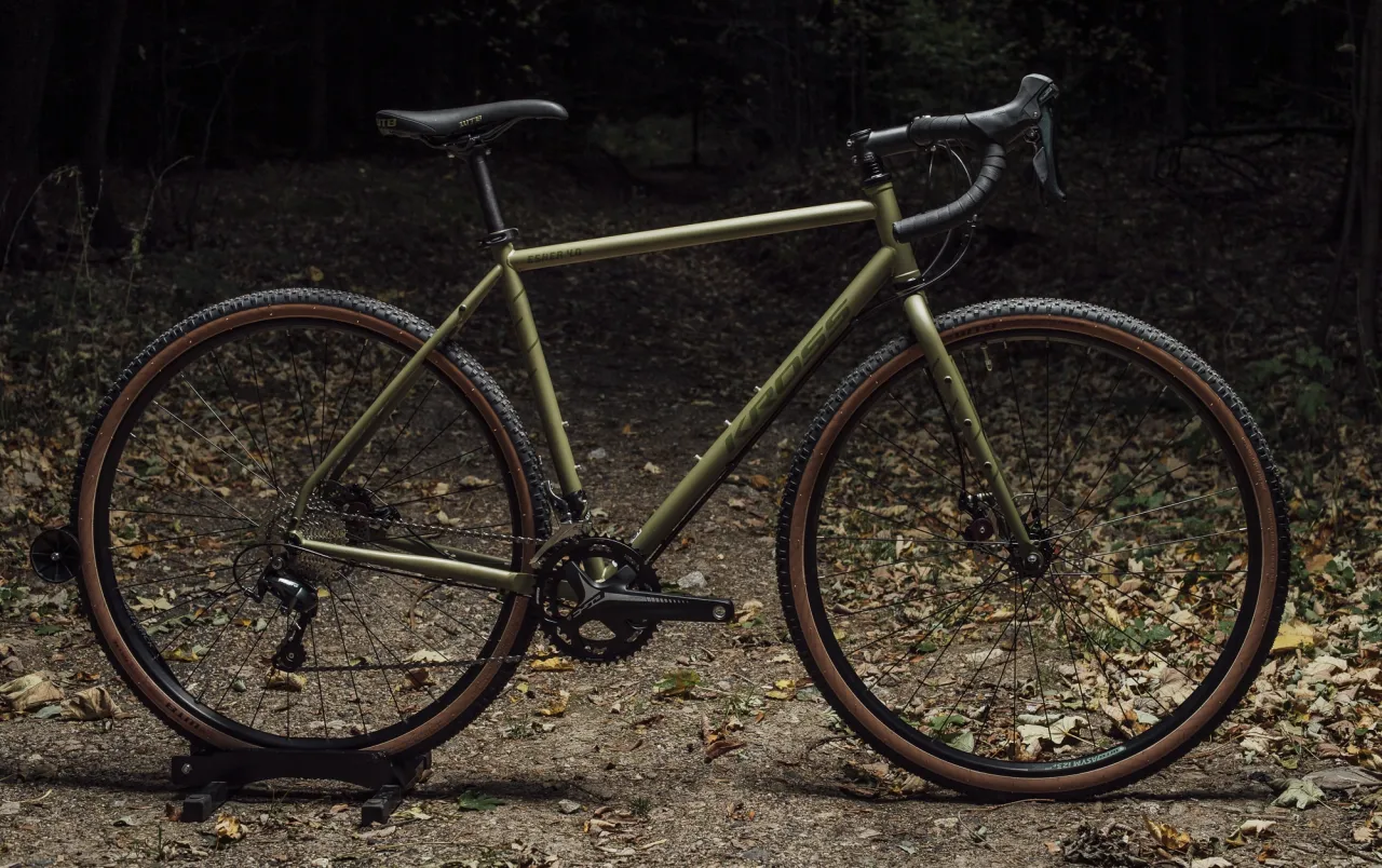 rower szosowy z napędem 2x i rower gravelowy z napędem 1x obok siebie