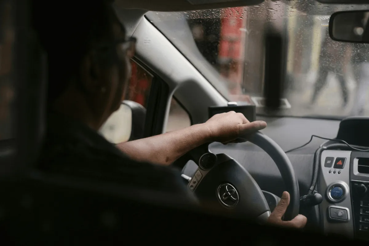 Egzaminator prawa jazdy trzyma kierownicę. Zastanawiasz się, ile zarabia egzaminator prawa jazdy?