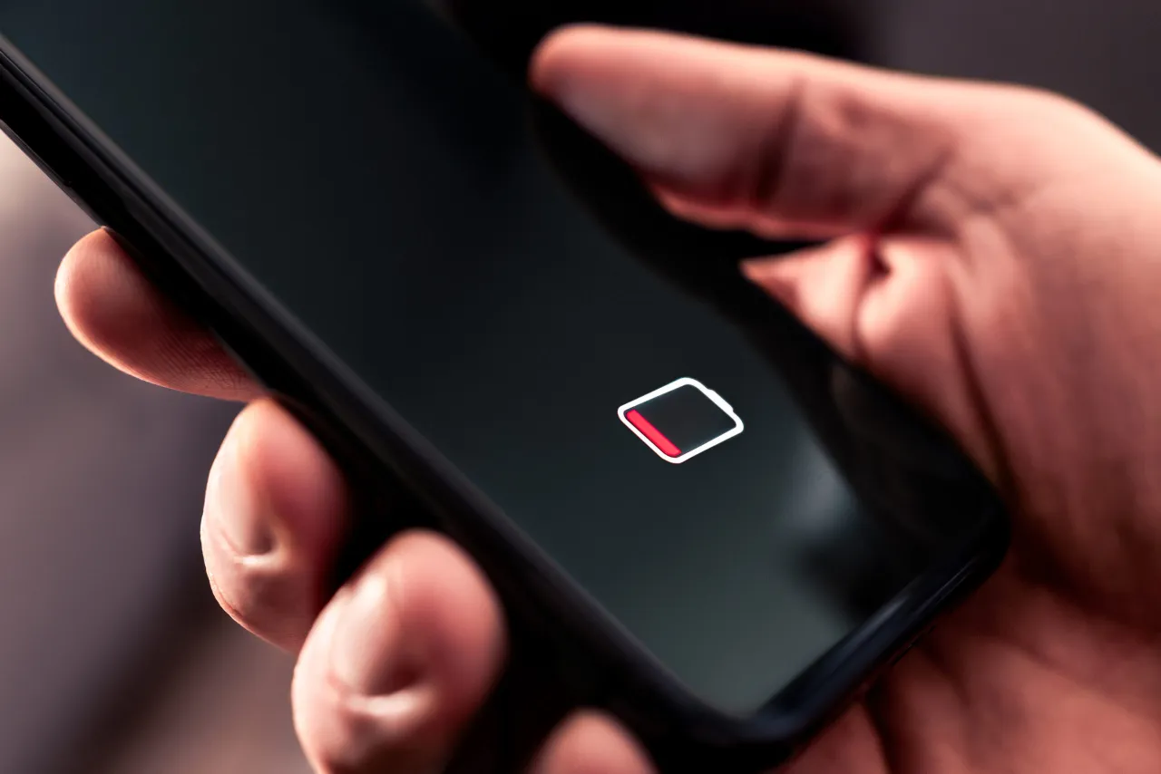 Telefon z ikoną baterii pokazującą niską kondycję