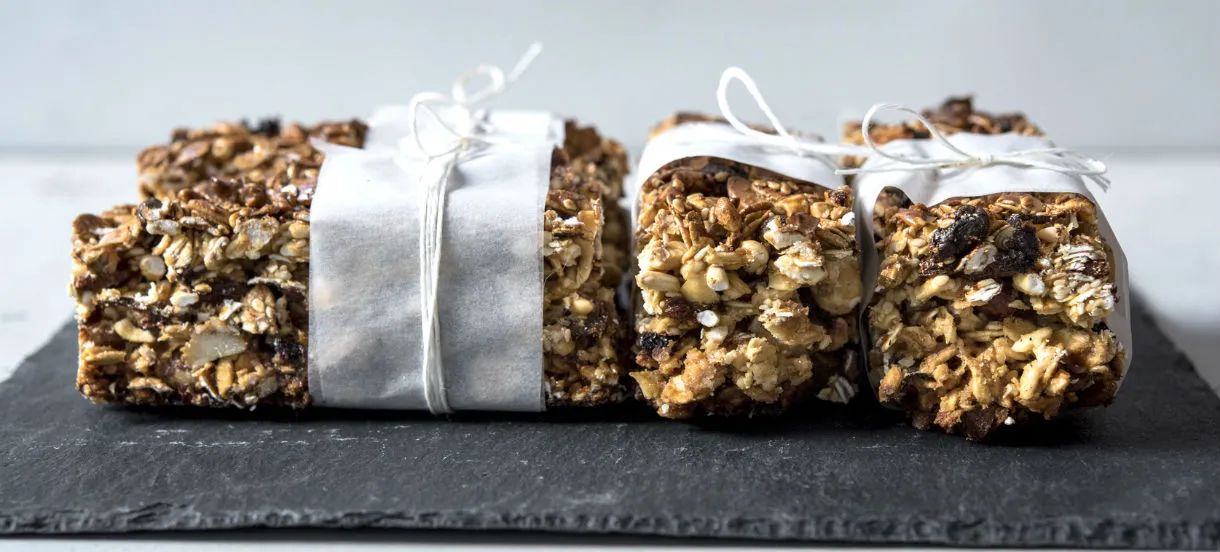 Baton proteinowy przed treningiem, energia, siłownia, biegacz