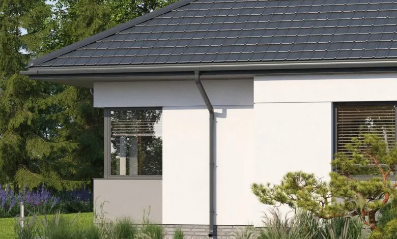 dekarz montujący rynny na nowym dachu