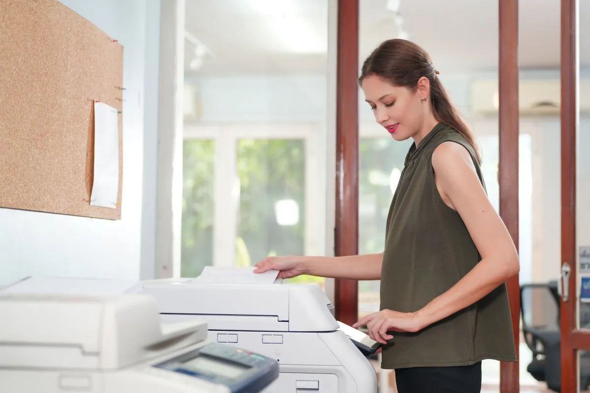 osoba frustrująca się drukarką / troubleshooting drukarki