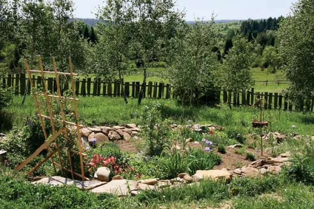 ukrycie oczyszczalni za pomocą skalniaka i głaz&oacute;w ozdobnych