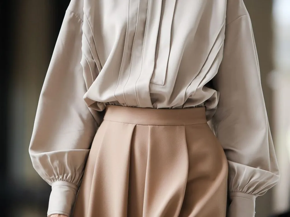 Beżowa sp&oacute;dnica stylizacje z kolorowymi bluzkami - pastele, kolory ziemi, intensywne