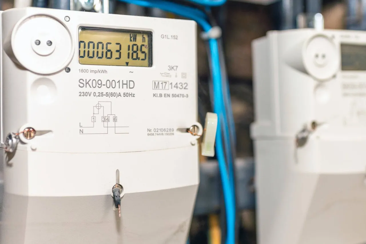 Cyfrowy licznik energii elektrycznej pokazuje 0006318.5 kWh. Aby podać stan licznika prądu, odczytaj tę wartość.